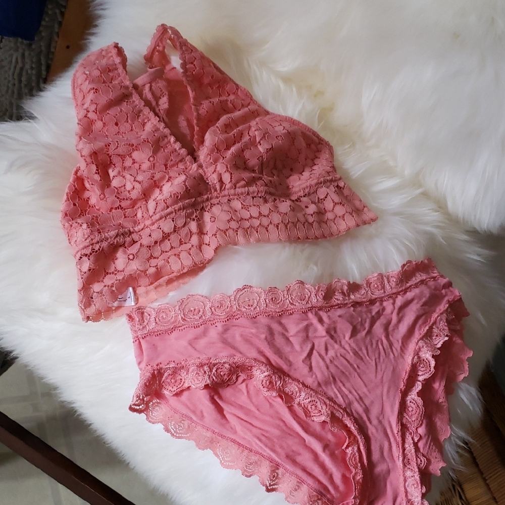 Laura Ashley Coral Pink Bra and Marilyn Munroe Underwear Sz US L